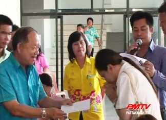 Nongprue mayor Mai Chaiyanit hands over much needed aid to storm victims.